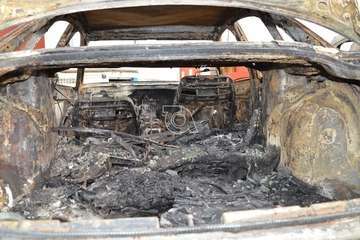 Cinco vehículos calcinados un incendio intencionado en un solar de El Ejido-Telde/TA.